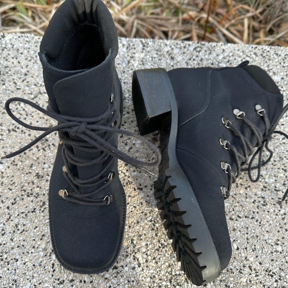 Stuart Weitzman Lace-Up Gore-Tex Moto Boot 1.5 Inch Lug Heel EUC Women’s Size 5